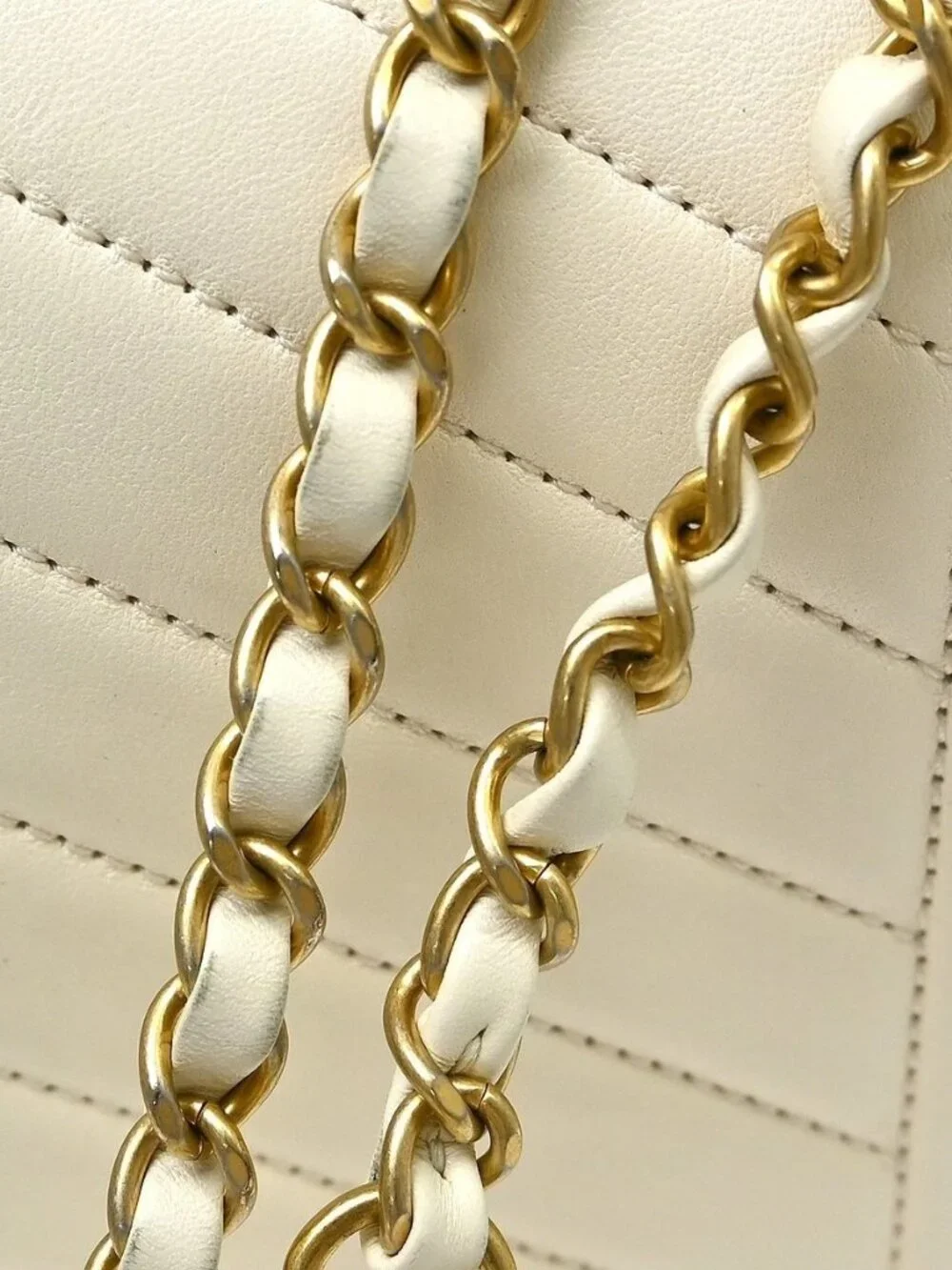 Best07 Chanel White Lambskin Chevron Shoulder Bag KQ01623